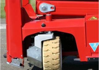 Piattaforme aeree a forbice Piattaforme aeree verticali a pantografo su ruote PB PB S171-12ES