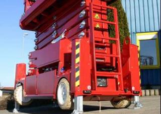 Piattaforme aeree a forbice Piattaforme aeree verticali a pantografo su ruote PB PB S225-12ES