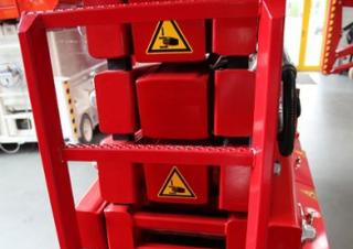 Piattaforme aeree a forbice Piattaforme aeree verticali a pantografo su ruote PB PB S225-12ES