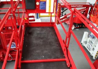 Piattaforme aeree a forbice Piattaforme aeree verticali a pantografo su ruote PB PB S225-12ES