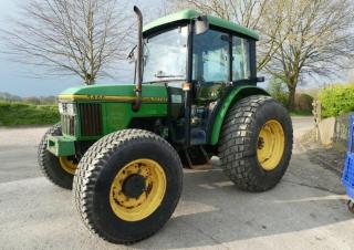 Trattori con trazione 2D John Deere 5400 N