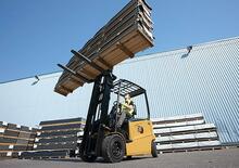 Carrelli elevatori frontali elettrici Caterpillar EP30ACN