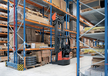 Carrelli elevatori retrattili elettrici Linde R17X triplex