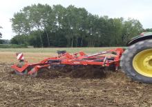 Coltivatori con vomeri ad alette Kuhn Cultimer L 300 T