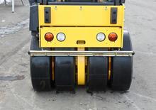 Compattatori stradali vibranti combinati Bomag BW 100 ACM-5