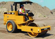 Compattatori stradali vibranti monotamburo Caterpillar CP323C