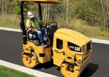 Compattatori stradali vibranti tandem Caterpillar CB24B