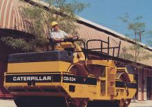 Compattatori stradali vibranti tandem Caterpillar CB-534