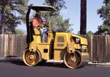 Compattatori stradali vibranti tandem Caterpillar CB24