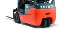 Carrelli elevatori frontali elettrici Toyota 8 FBET 15