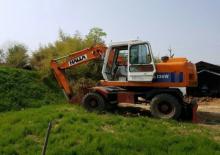 Escavatori gommati Halla HE 130 W