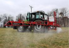 Irroratrice con barra su rimorchio Unia Eko 815