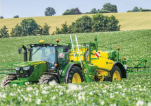 Irroratrice con barra su rimorchio John Deere M944i