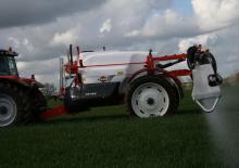Irroratrice con barra su rimorchio Kuhn Metris 2-4100