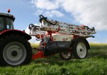 Irroratrice con barra su rimorchio Kuhn Metris 3202