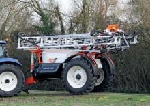 Irroratrice con barra su rimorchio Kuhn Metris 4100 RHA3