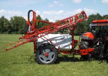 Irroratrice con barra su rimorchio Unia Plus 1618