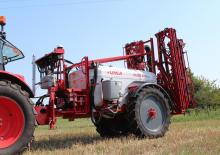 Irroratrice con barra su rimorchio Unia Plus 2521