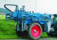 Irroratrice con barra su rimorchio Unia R 815 L