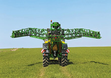 Irroratrice con barra su rimorchio John Deere R 944 i