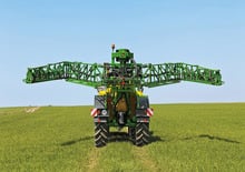Irroratrice con barra su rimorchio John Deere R 944 i