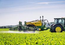 Irroratrice con barra su rimorchio John Deere R732i 