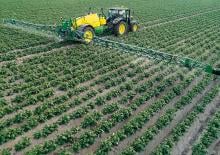 Irroratrice con barra su rimorchio John Deere R740i