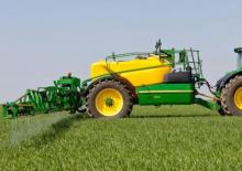 Irroratrice con barra su rimorchio John Deere R962i
