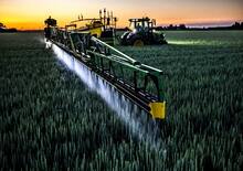 Irroratrice con barra su rimorchio John Deere R975i