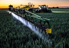 Irroratrice con barra su rimorchio John Deere R975i