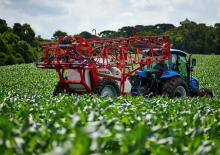 Irroratrice con barra su rimorchio Kuhn Ranger 2000