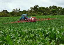 Irroratrice con barra su rimorchio Kuhn Ranger 3000 S
