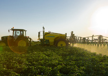 Irroratrice con barra su rimorchio John Deere 740
