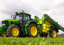 Irroratrice con barra su rimorchio John Deere 824