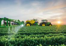 Irroratrice con barra su rimorchio John Deere M952