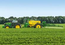 Irroratrice con barra su rimorchio John Deere M962