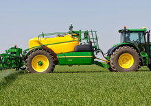 Irroratrice con barra su rimorchio John Deere R962i