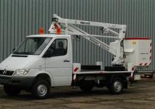 Piattaforme aeree articolate su rimorchio trainabile Bumar PMB 100 E