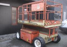 Piattaforme aeree verticali a pantografo su ruote JLG 26 MRT
