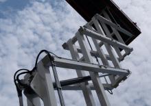 Piattaforme aeree verticali a pantografo su ruote Holland-Lift HL-220 E12 N