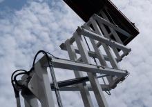Piattaforme aeree verticali a pantografo su ruote Holland-Lift HL-220 E25 RT