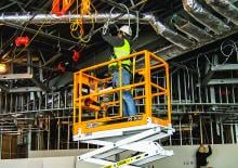 Piattaforme aeree verticali a pantografo su ruote Custom Equipment PA-827