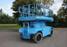 Piattaforme aeree verticali a pantografo su ruote PB PB S131-19EP