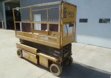 Piattaforme aeree verticali a pantografo su ruote Grove-Manlift SM 2632 E