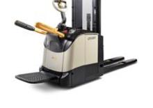 Stoccatori per pallet uomo in piedi Crown ET 4000-1.2 TL