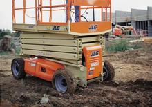 Piattaforme aeree verticali a pantografo su ruote JLG 3369LE