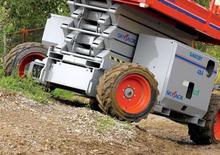 Piattaforme aeree verticali a pantografo su ruote Skyjack SJ 6832 RT