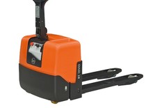 Transpallet elettr. a timone guida terra BT LWE 130