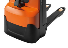 Transpallet elettr. a timone guida terra BT LWE 200