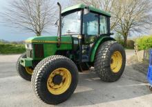 Trattori con trazione 2D John Deere 5400 N
